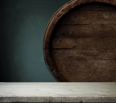 Bira varil üzerinde ahşap arka plan masaya