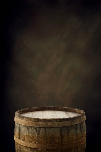 Baril de bière sur table sur fond en bois — Photo