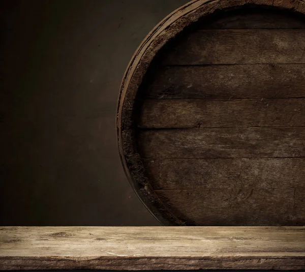 木製の背景にテーブルの上のビール樽 — ストック写真