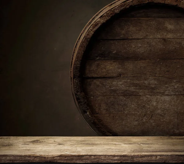 Baril de bière sur table sur fond en bois — Photo