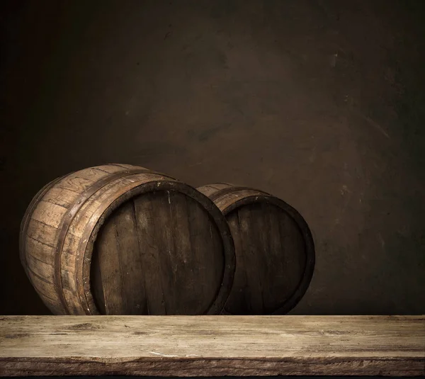 Baril de bière sur table sur fond en bois — Photo