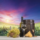 Картина, постер, плакат, фотообои "красное вино с бочкой на винограднике в зеленой тоскане, италия", артикул 143975591