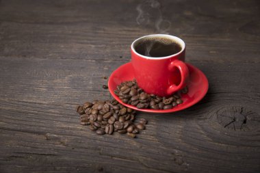 kahve ile ahşap bir masa üzerinde kahverengi şeker