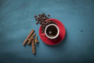 kahve ile ahşap bir masa üzerinde kahverengi şeker