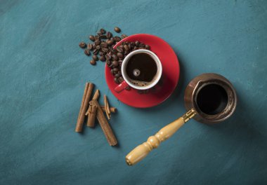 kahve ile ahşap bir masa üzerinde kahverengi şeker