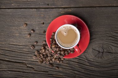 kahve ile ahşap bir masa üzerinde kahverengi şeker