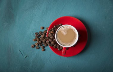 kahve ile ahşap bir masa üzerinde kahverengi şeker