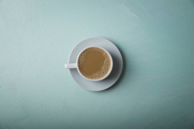 kahve ile ahşap bir masa üzerinde kahverengi şeker