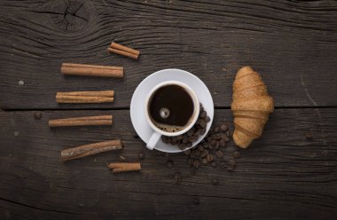 kahve ile ahşap bir masa üzerinde kahverengi şeker