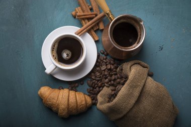 kahve ile ahşap bir masa üzerinde kahverengi şeker