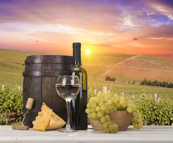 Red wine with barrel on vineyard in green Tuscany, Italy — Stock Photo, Image