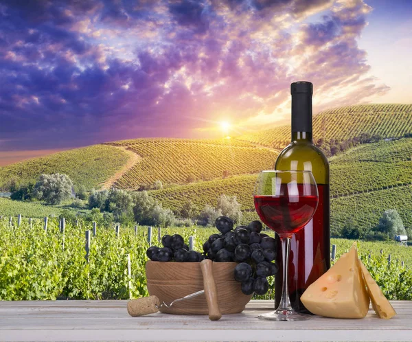 Červené víno se sudem na vinici v zeleném Toskánsku, Itálie — Stock fotografie