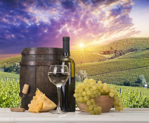 Vino rosso con botte su vigneto nella verde Toscana Foto Stock