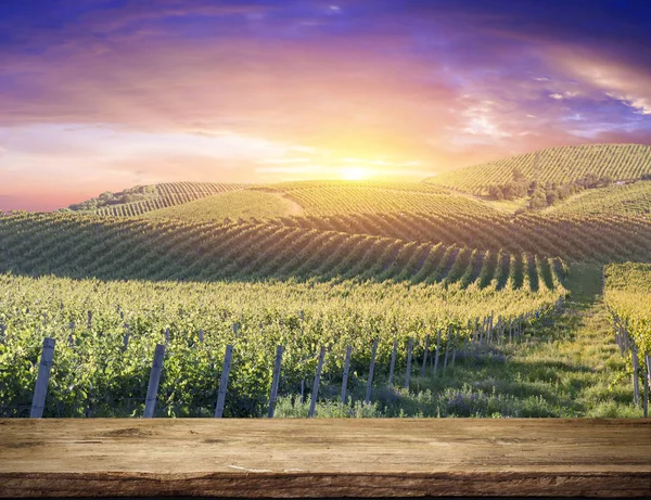 Rotwein mit Fass auf Weinberg in der grünen Toskana, Italien — Stockfoto