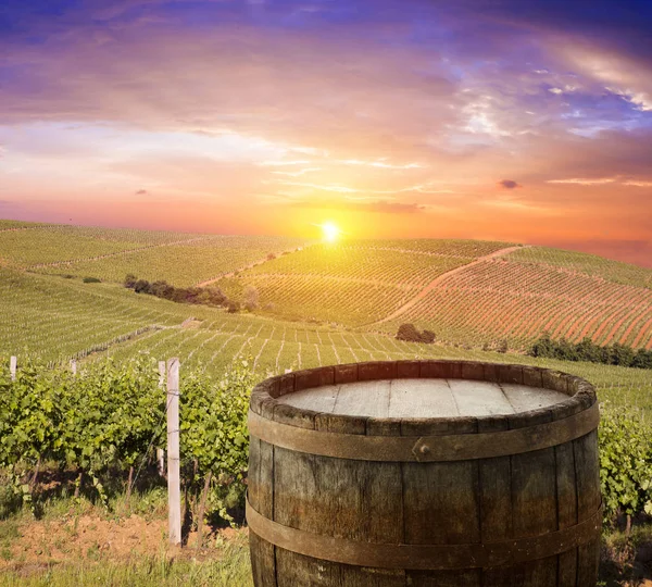 Vinho tinto com barril em vinha na Toscana verde, Itália — Fotografia de Stock