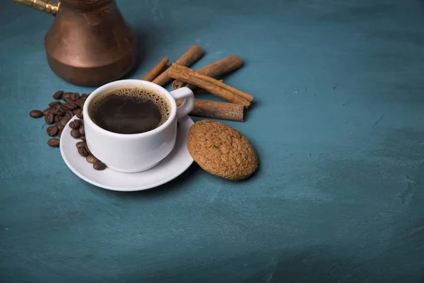 Csésze kávé barna cukor, egy fából készült asztal. — Stock Fotó