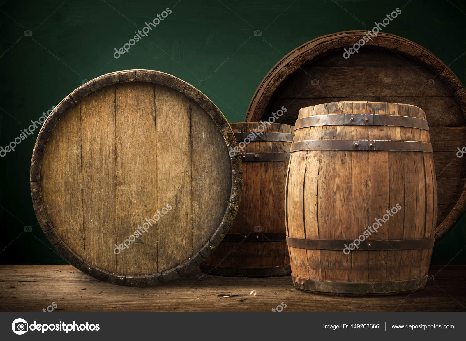 barril de cerveza con vasos de cerveza en el fondo del paisaje rural