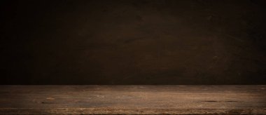 Tahta meşe varili beyaz arkaplanda izole edilmiş.