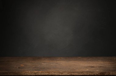 Tahta meşe varili beyaz arkaplanda izole edilmiş.