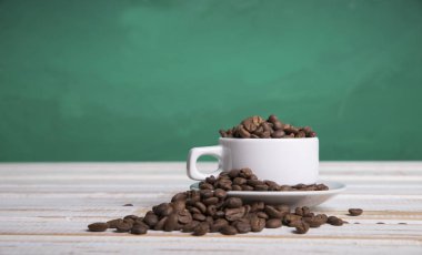 ahşap zemin üzerinde kahve fincanı. Üstten Görünüm.