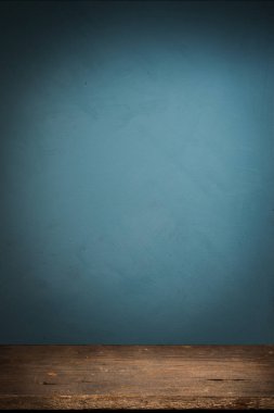 Tahta meşe varili beyaz arkaplanda izole edilmiş.