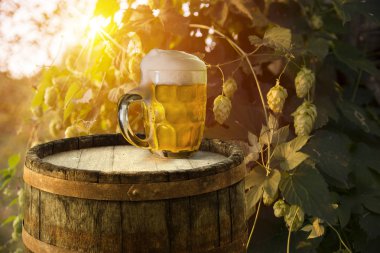 fıçının arka planı ve aşınmış eski ahşap masa