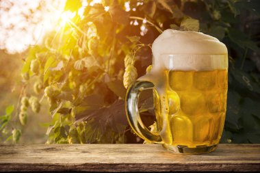 fıçının arka planı ve aşınmış eski ahşap masa