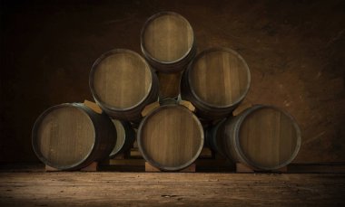 Kırsal kesimde bira fıçısı ve bir bardak bira.