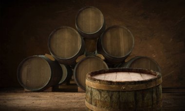 Kırsal kesimde bira fıçısı ve bir bardak bira.