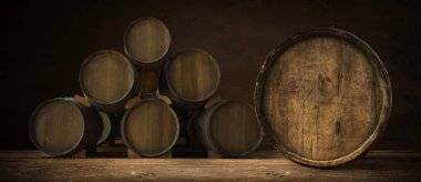 Kırsal kesimde bira fıçısı ve bir bardak bira.