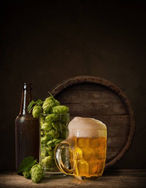 Kırsal kesimde bira fıçısı ve bir bardak bira.