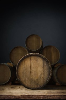 Kırsal kesimde bira fıçısı ve bir bardak bira.