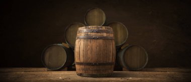 Kırsal kesimde bira fıçısı ve bir bardak bira.