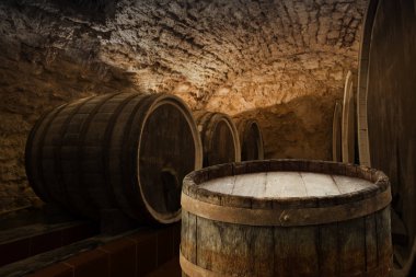 Kırsal kesimde bira fıçısı ve bir bardak bira.