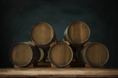 Kırsal kesimde bira fıçısı ve bir bardak bira.