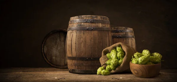 Cone de lúpulo com cerveja — Fotografia de Stock