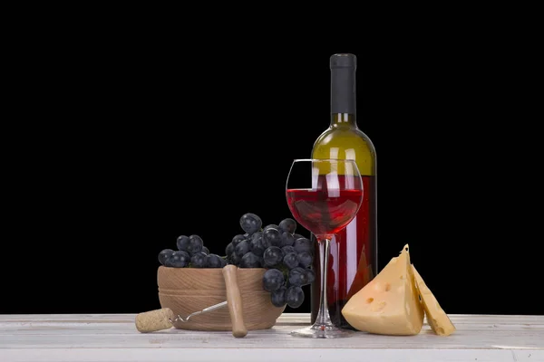 Красное вино с бочкой на винограднике в зеленой Тоскане, Италия — стоковое фото