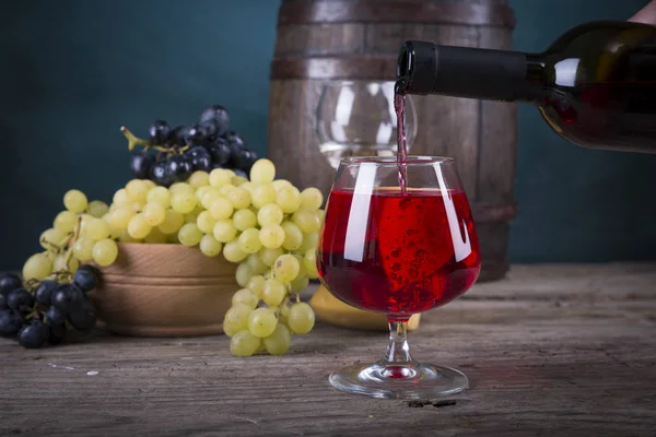 Echar vino tinto sobre el fondo —  Fotos de Stock