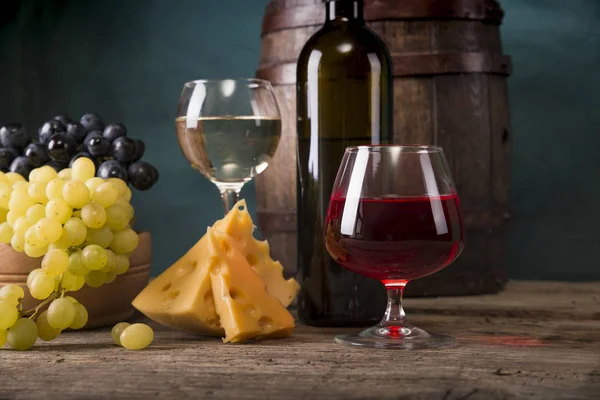 Vino tinto con barril en viñedo verde Toscana, Italia —  Fotos de Stock