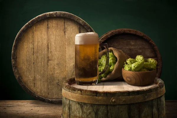 Cerveza barril con vasos de cerveza en el campo rural fondo — Foto de Stock