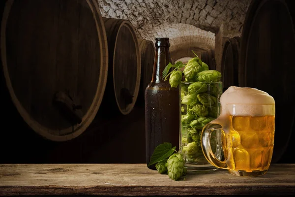 Bierfass mit Biergläsern vor ländlichem Hintergrund — Stockfoto