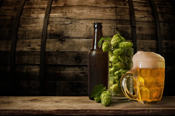田舎の背景にビールのグラスとビールの樽 — ストック写真