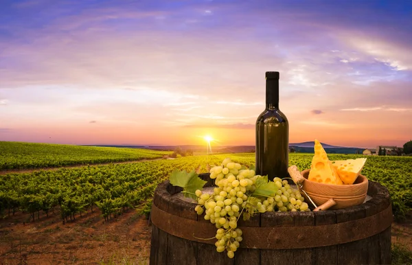 Vino tinto con barril en viñedo verde Toscana, Italia —  Fotos de Stock