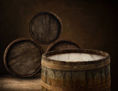 Tahta meşe varili beyaz arkaplanda izole edilmiş.