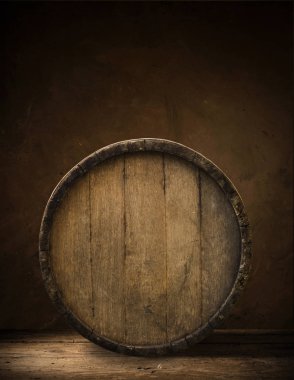 Tahta meşe varili beyaz arkaplanda izole edilmiş.