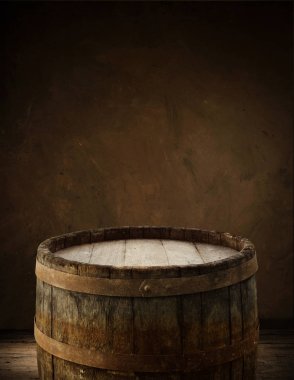 Tahta meşe varili beyaz arkaplanda izole edilmiş.