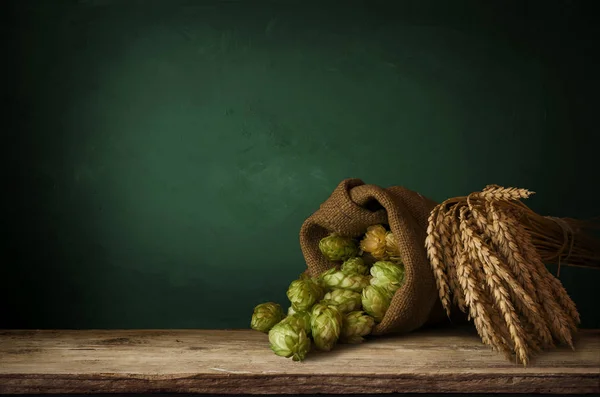 Barrica de roble de madera aislada sobre fondo blanco — Foto de Stock