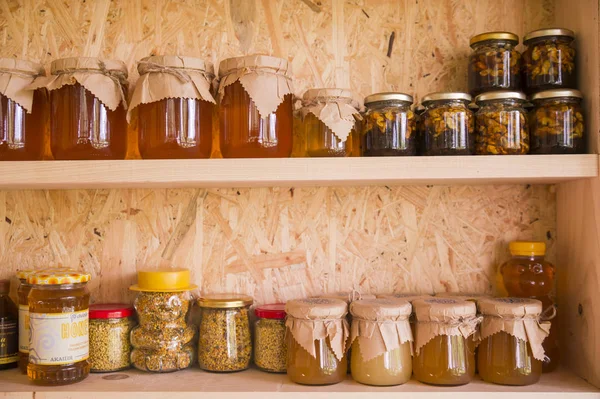 Bodegón con miel, panal, polen y propóleo —  Fotos de Stock