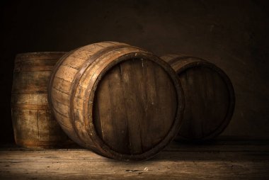 Bira varil bira gözlük ahşap arka plan üzerinde tablo ile