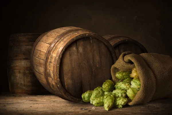 Biervat Met Bierglazen Tafel Houten Achtergrond — Stockfoto